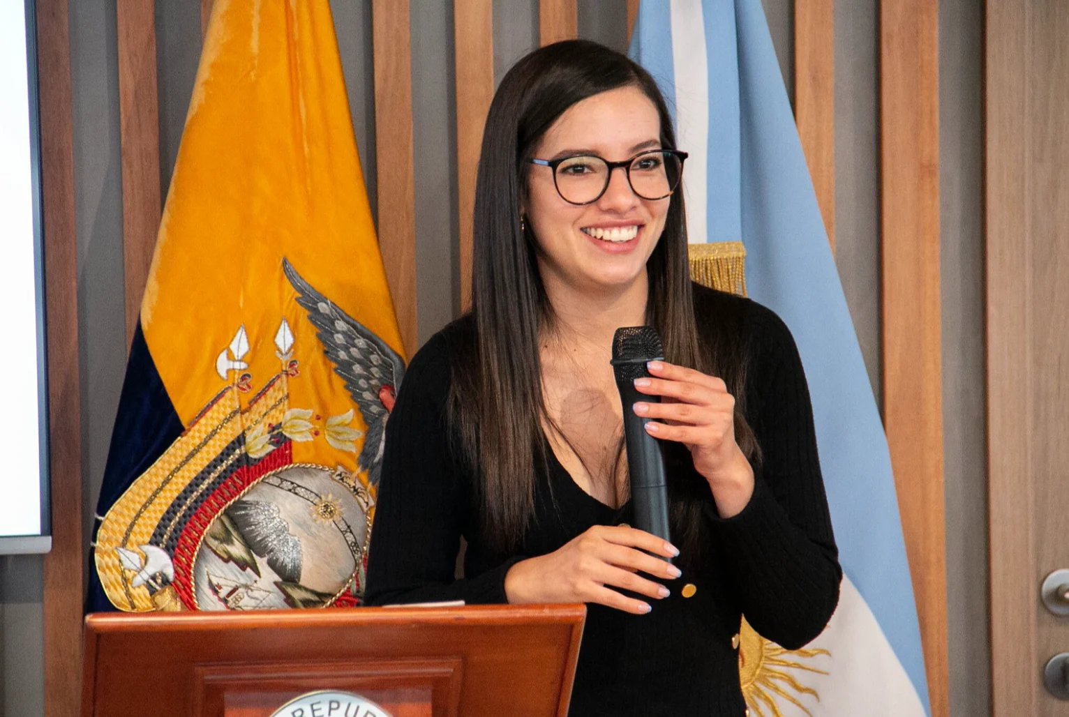 Abg. Emily Sampedro de Fexlaw dando una ponencia