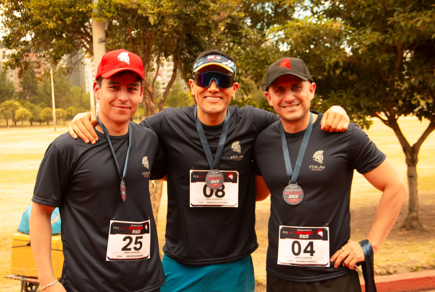 Integrantes de Fexlaw Running con sus medallas