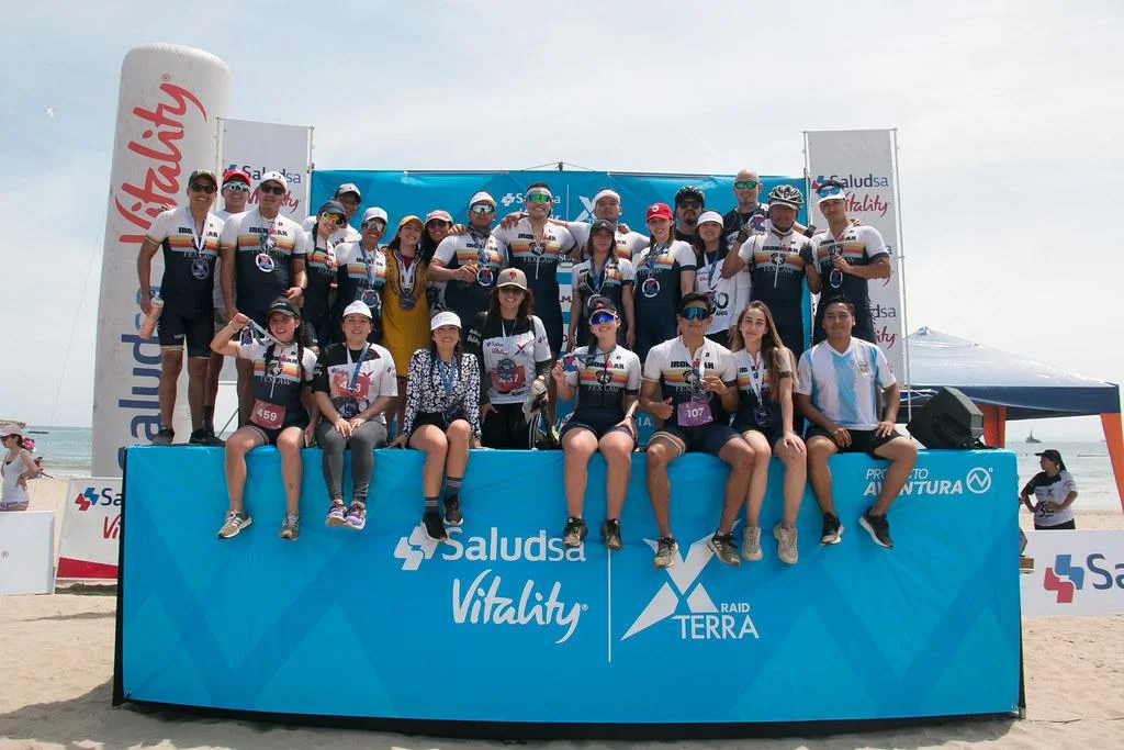 Equipo de Fexlaw con sus medallas en el podio de una competencia en la playa