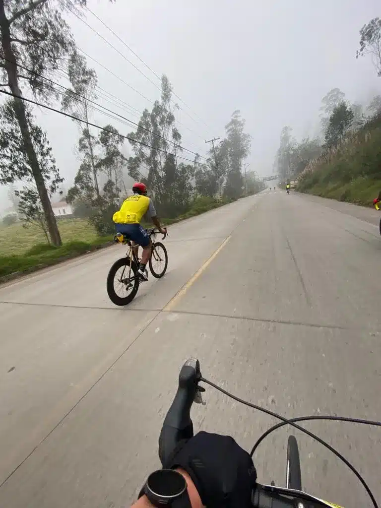 Integrante de Fexlaw en bicicleta durante una carrera de ruta