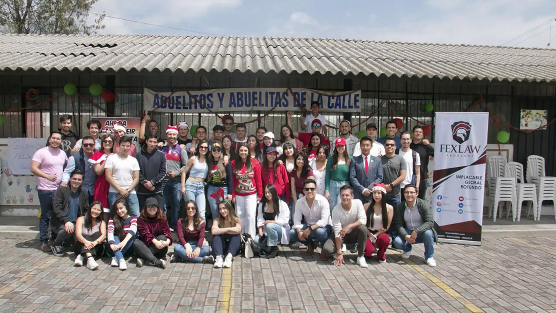 Equipo de Fexlaw con los adultos mayores de la Fundación Abuelitos de la Calle