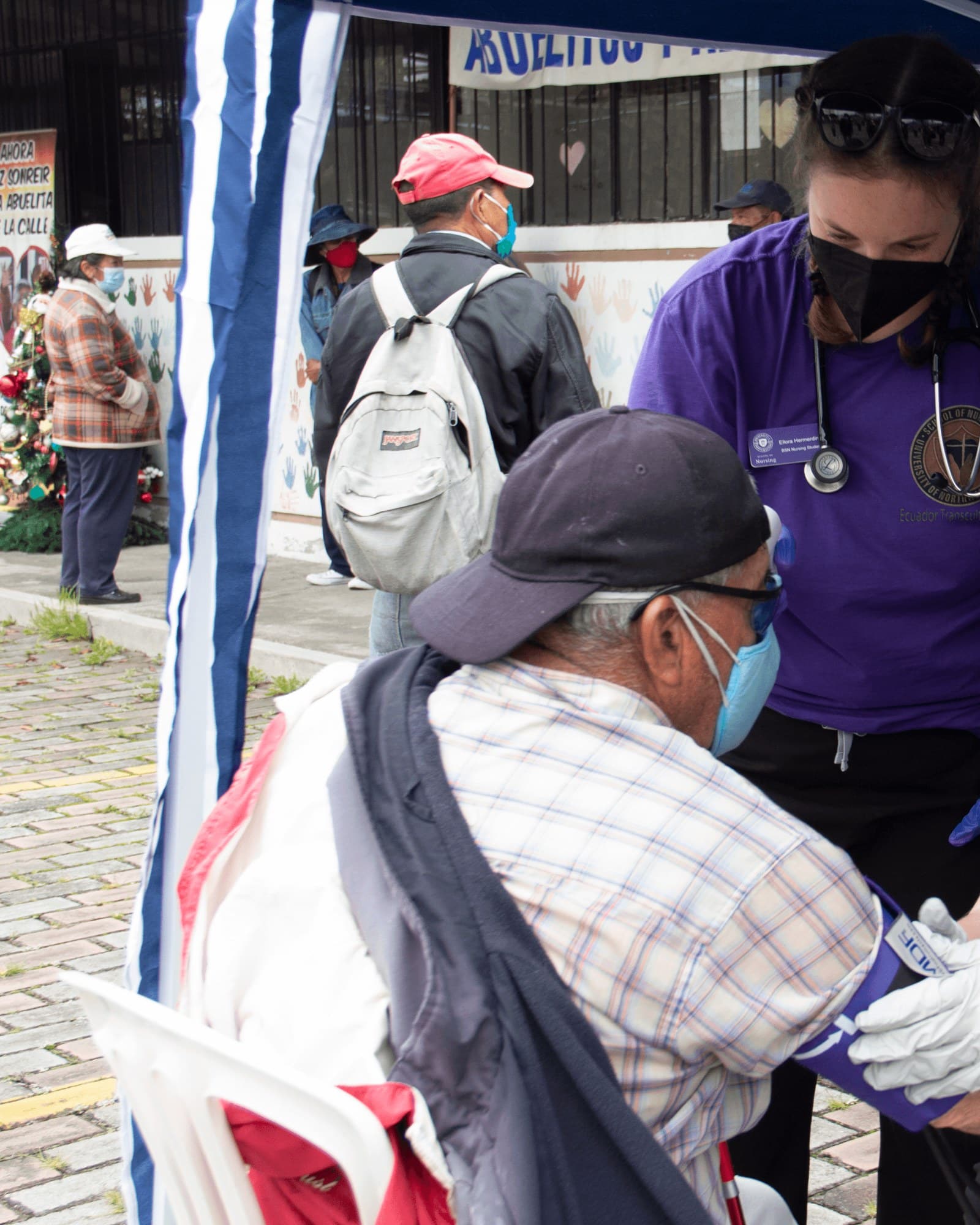 Adulto mayor de la Fundación Abuelitos de la Calle en una jornada de atención