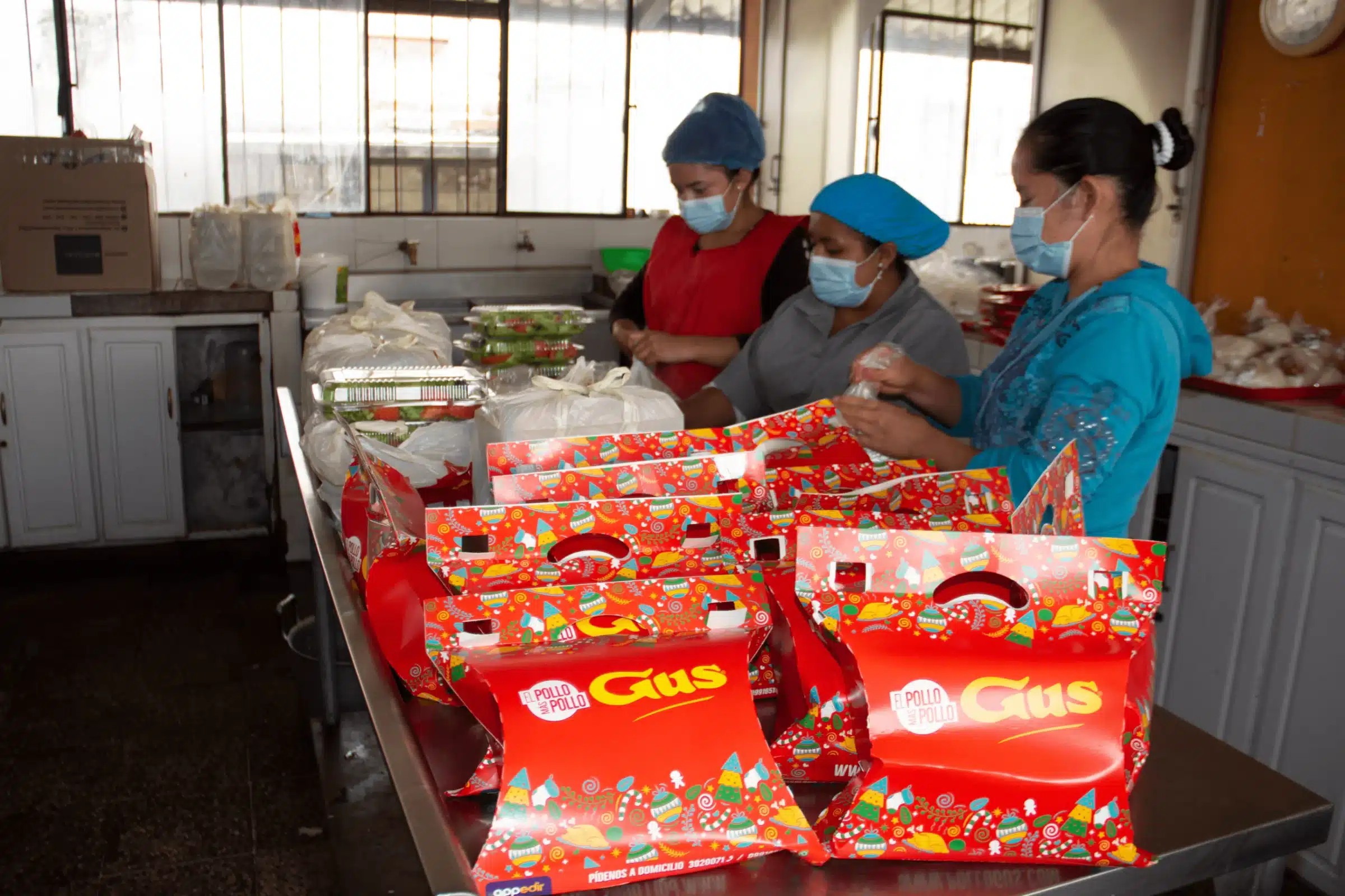 Preparación de fundas navideñas en la cocina de la Fundación