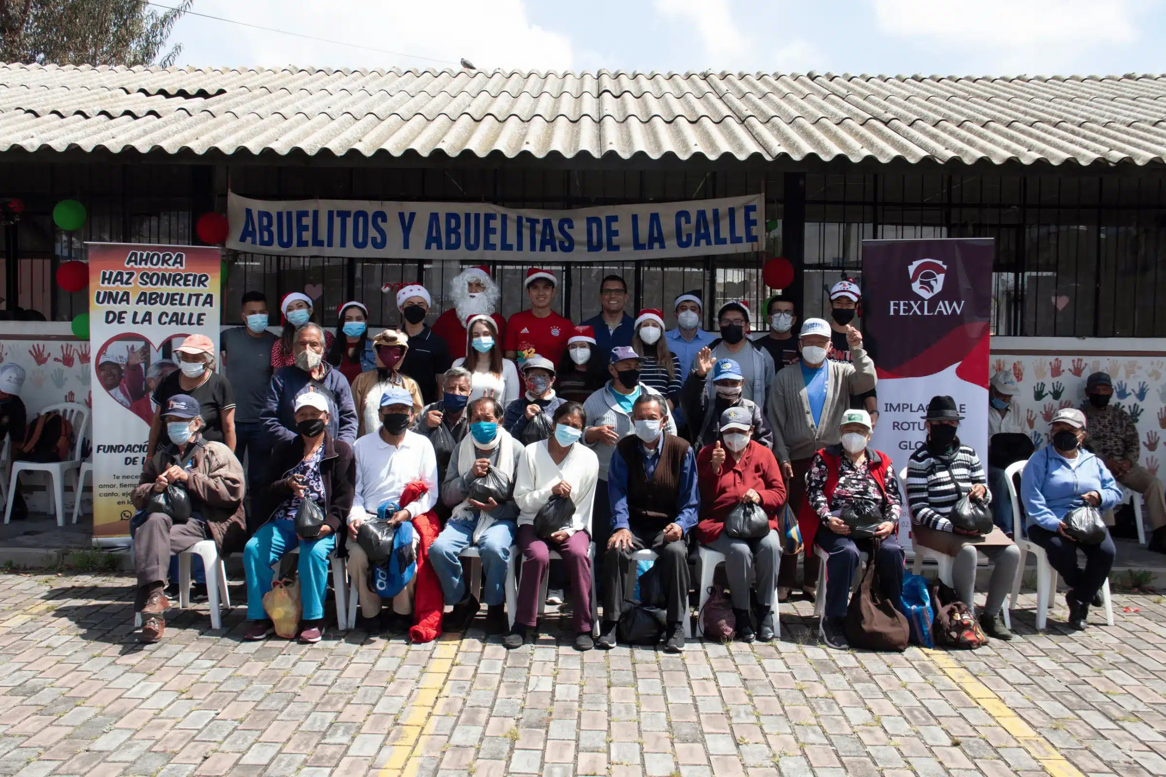 Equipo de Fexlaw con los adultos mayores