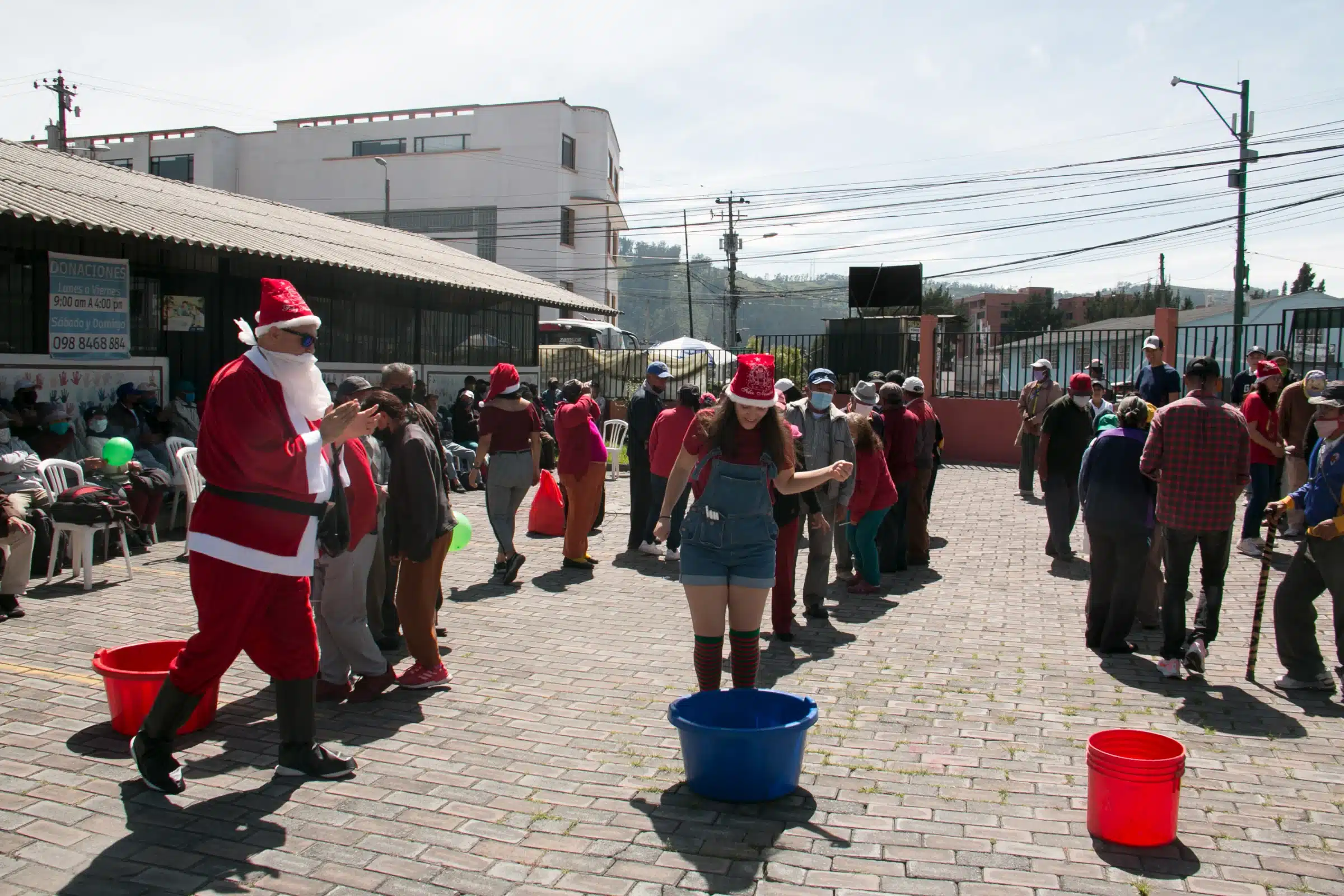 Adultos mayores de la Fundación Abuelitos de la Calle en una celebración