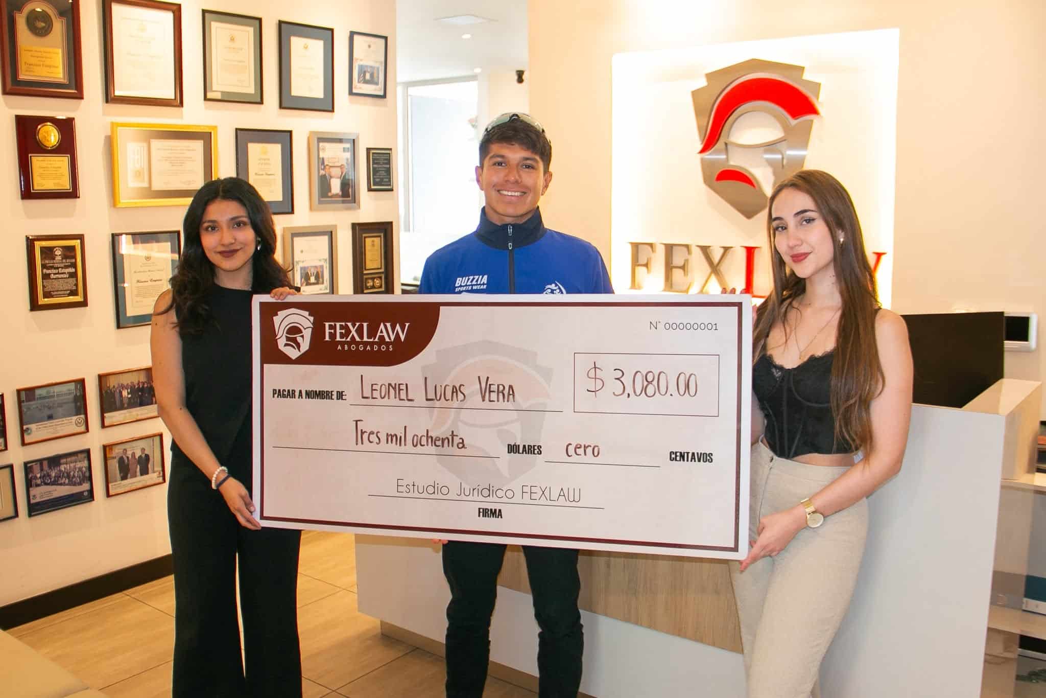 Entrega del cheque de patrocinio de Fexlaw a Leonel Lucas en las oficinas de la firma