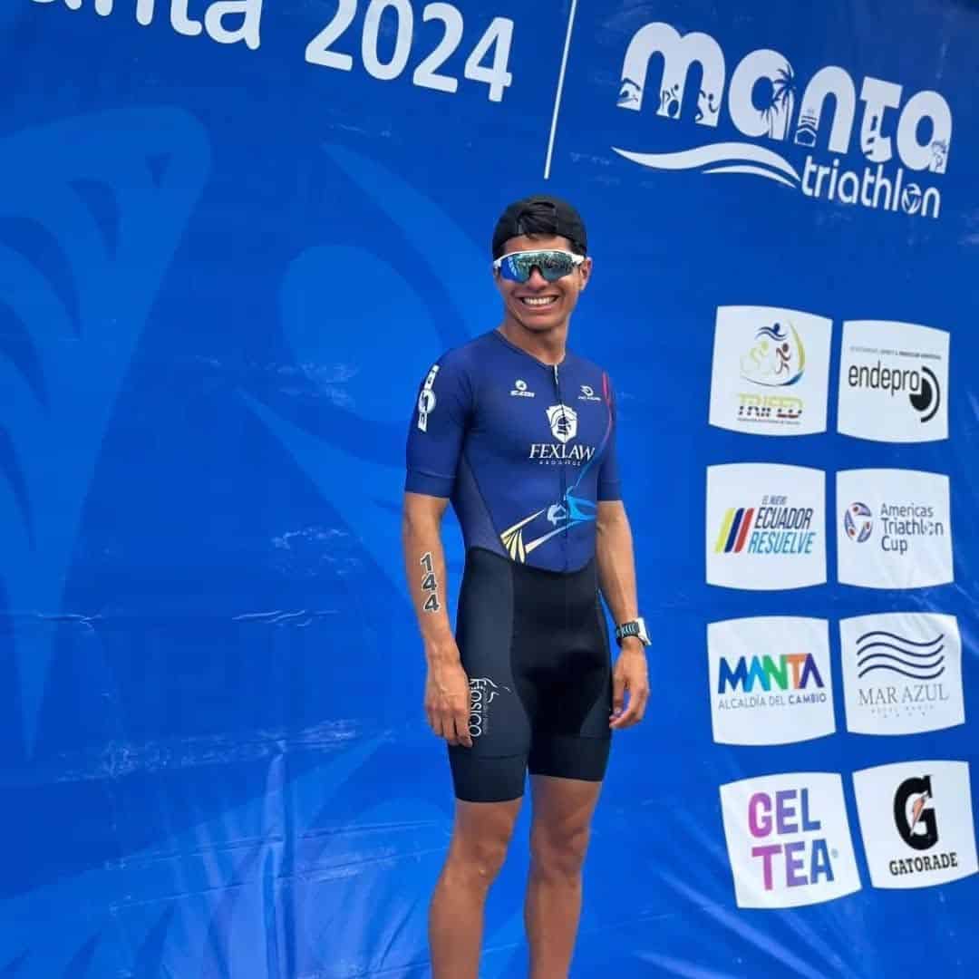 Leonel Lucas con el uniforme de Fexlaw en el Manta Triathlon 2024