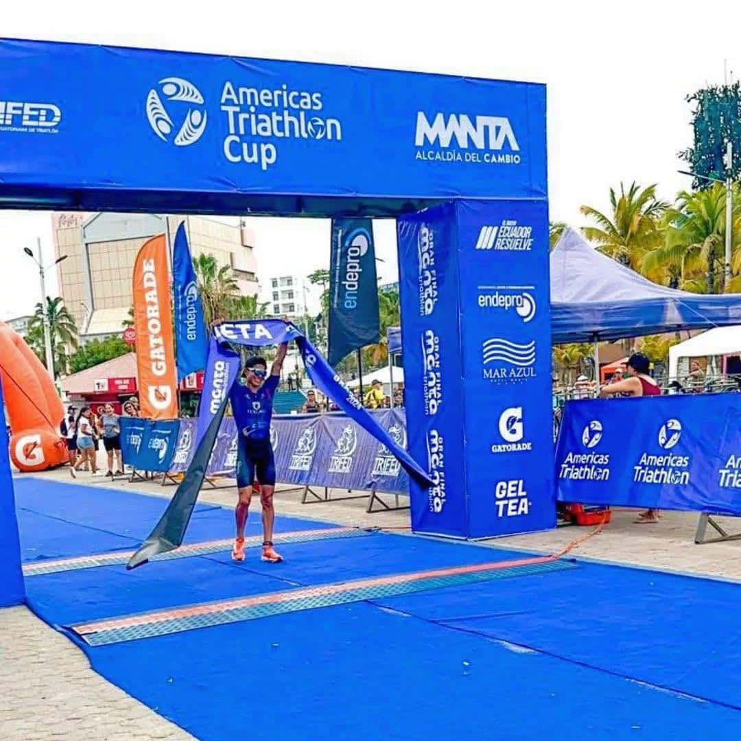 Leonel Lucas cruza la meta en primer lugar en el Triatlón de Distancia Olímpica de Manta 2024
